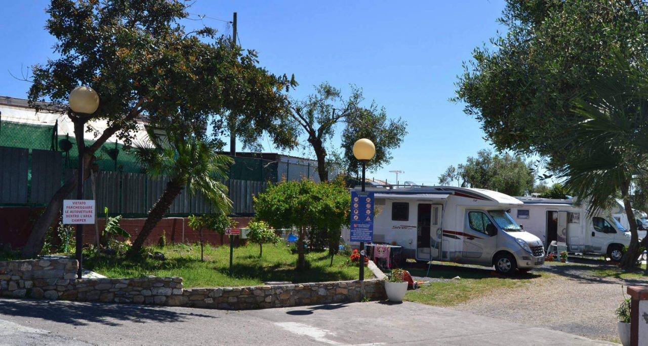 Area Camper I Giardini del Bowling di Diano Castello CHIUSA Giro